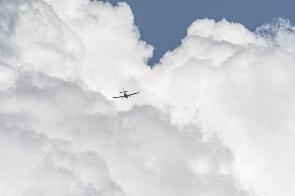 Avião carregando R$ 15 milhões cai; moradores saqueiam