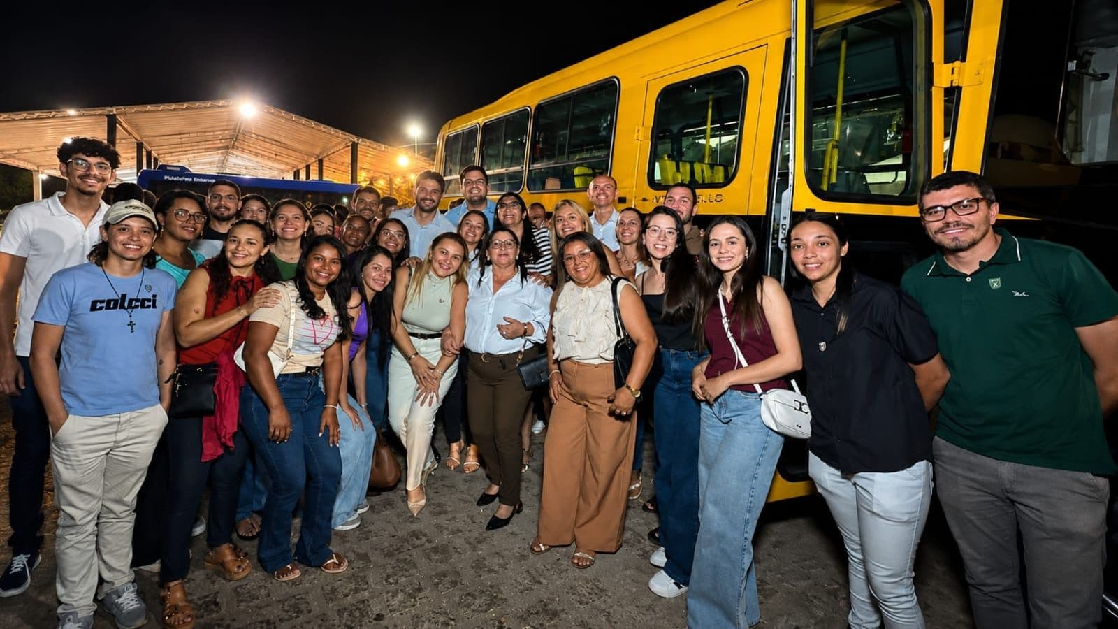 Altaneira é contemplada com novo ônibus escolar durante evento do Novo PAC em Juazeiro do Norte