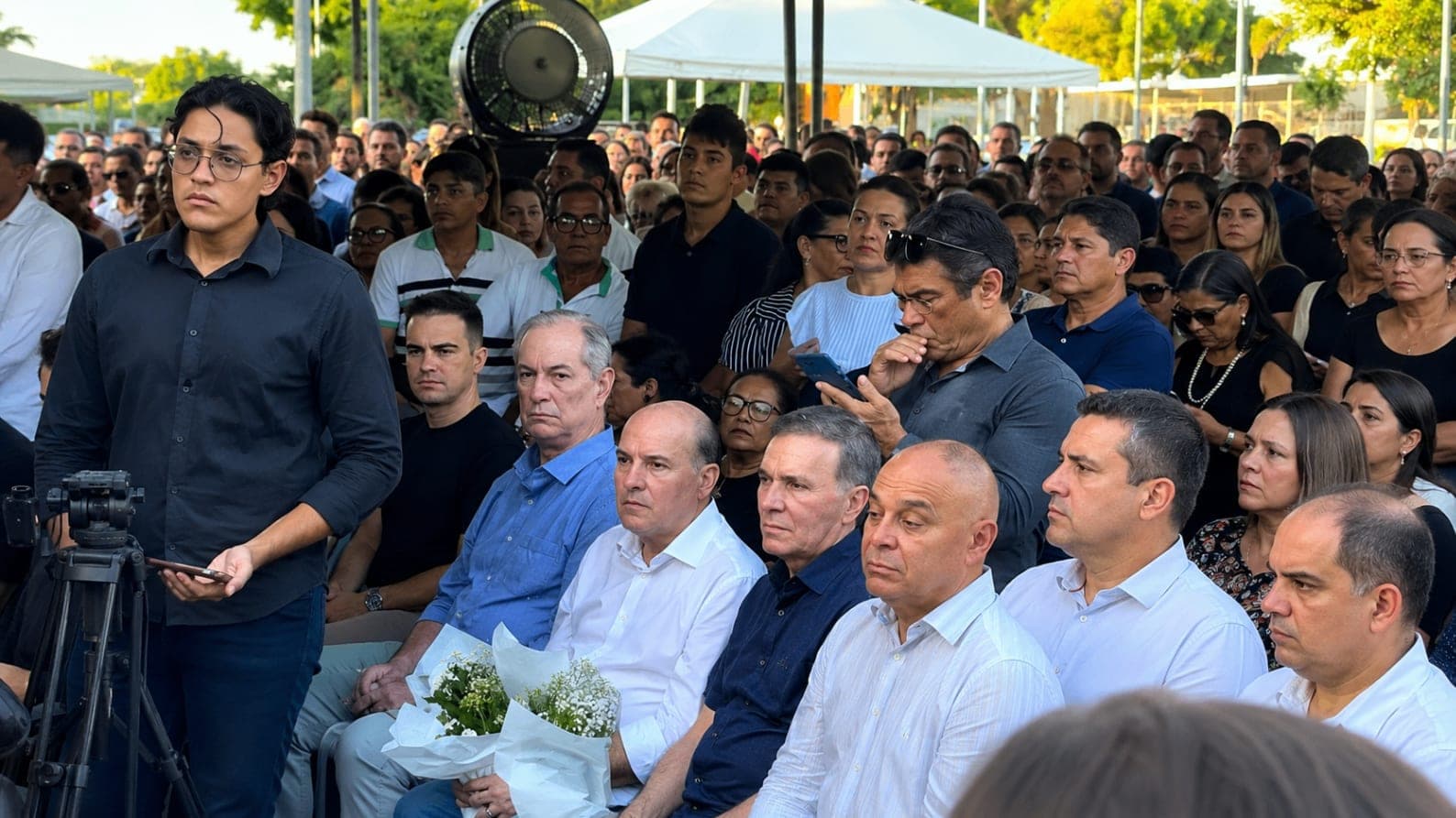 Governador Elmano, Cid e Ciro Gomes participam do velório do ex-prefeito Jonas Muniz, em Cruz