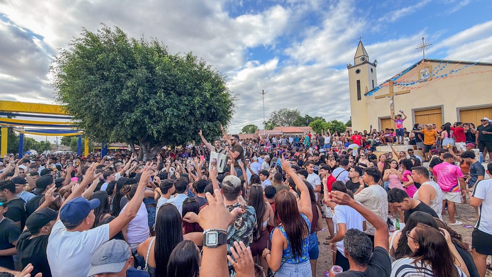 Primeira noite do Festival Cultural de Julho reúne multidão em Inhumas durante abertura dos festejos de Senhora Sant'Ana