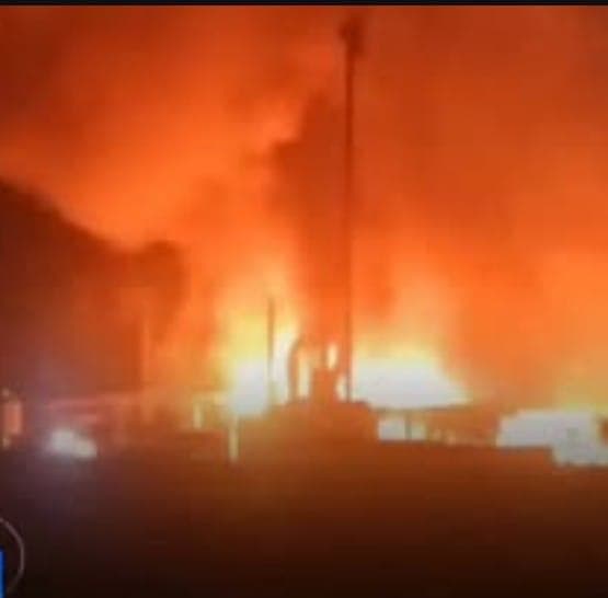 Incêndio atinge fábrica de sabão em Juazeiro do Norte; bombeiros atuam para conter chamas