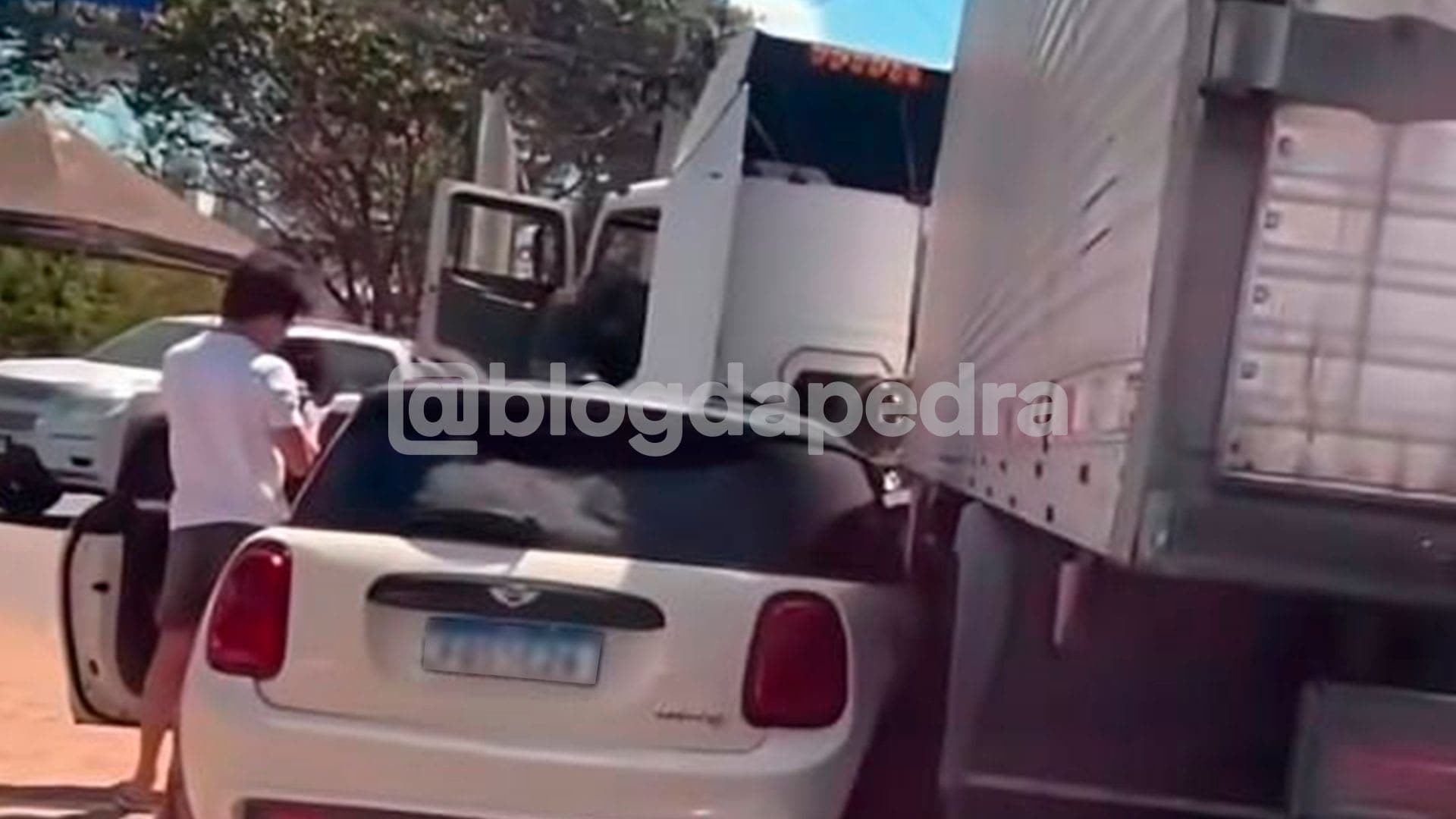 Caminhão e Mini Cooper colidem em rotatória e carro fica prensado em Juazeiro do Norte