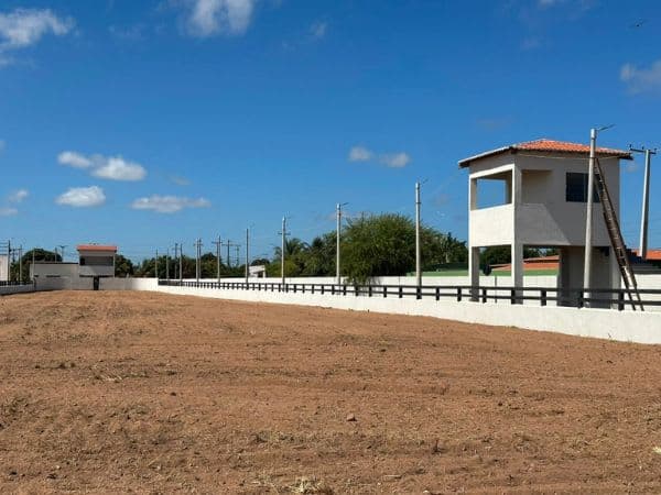 Késia entrega reforma da pista de vaquejada de Altaneira