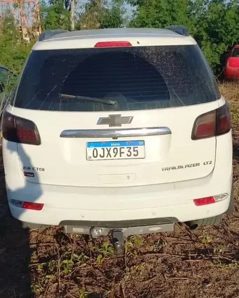 Homem com mandado de prisão é encontrado em porta-malas em Lavras
