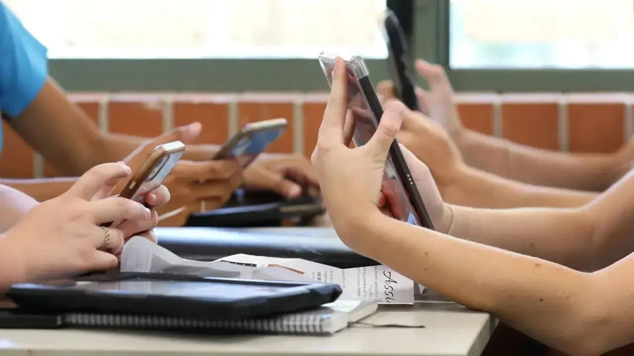 Restrição de celular nas escolas reduz violência, bullying e ansiedade, diz pesquisa do MEC